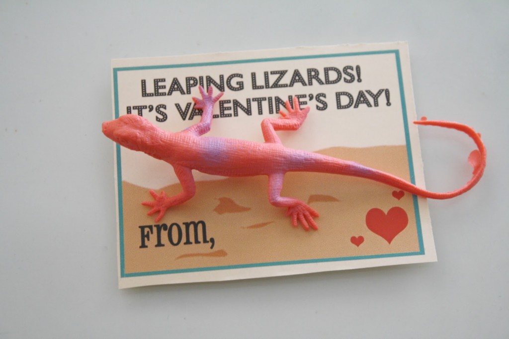 http://www.trishabdesigns.com/2013/01/school-class-valentines-lizards.html