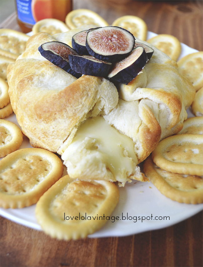 Baked Brie with Apricot Jam and Figs // thepapermama.com