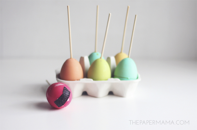 Plastic Egg Popsicle DIY // thepapermama.com