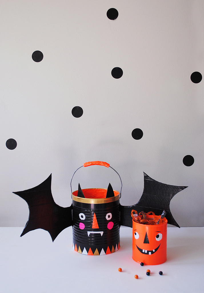 http://mermag.blogspot.com/2012/10/trick-or-treat-halloween-candy-buckets.html