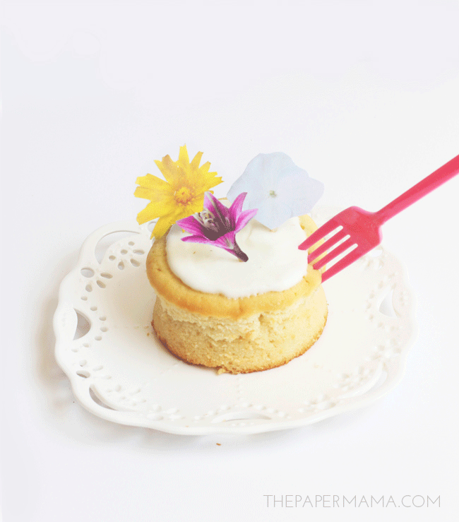 Garden Flower Cupcake Toppers (with free printables) DIY // thepapermama.com