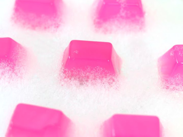 Make your own DIY Shower Jellies! Basically it's solidified shower gel. Found on Elle Sees.